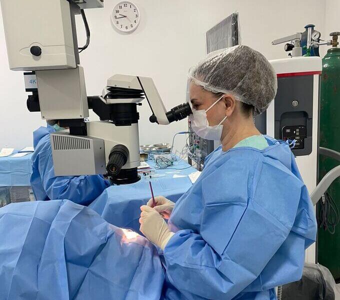 Dra. Cristiane Carvalho realizando cirurgia de catarata