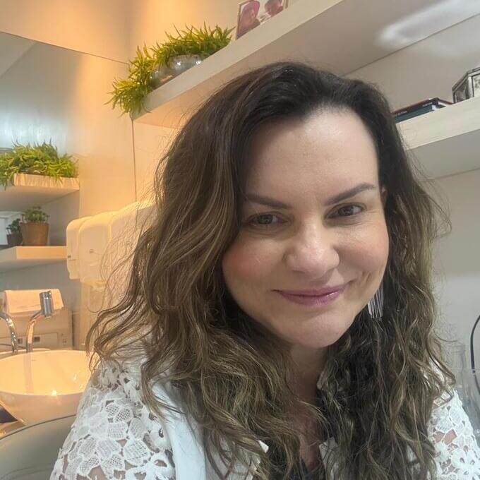 Dra. Cristiane Carvalho, especialista em Oftalmologia