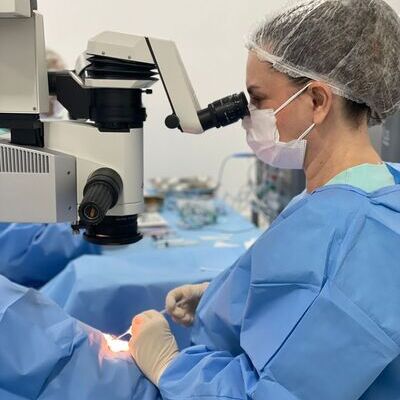 Dra. Cristiane Carvalho em procedimento cirúrgico